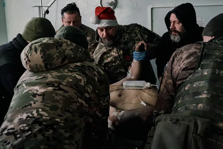 Un singur militar ucrainean rănit a fost tratat în România în sistemul medical militar, susține MApN.  Șeful forțelor ucrainene pomenește 1.000 de militari răniți trimiși în 12 țări