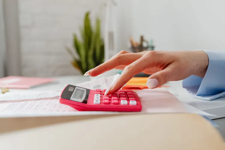 Cum se va calcula salariul bugetarilor potrivit noii legi a salarizării: formula completă, de la brut la net
