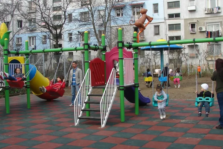 Copil rănit într-un loc de joacă din Iași: Primăria contestă amenda și spune că nu a avut timp să verifice toate parcurile