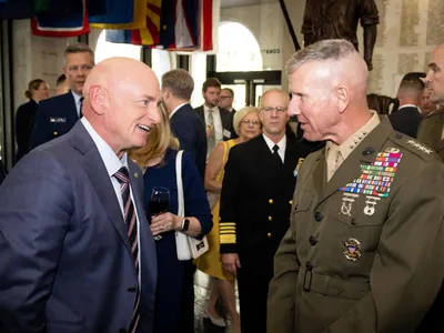 Război la Pentagon, căpitan în rezervă, retrogradat (sursa: X/Senator Mark Kelly)