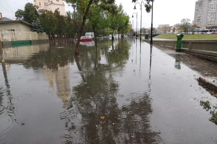 Ape pluviale urbane deversate în râuri (sursa: ziaruldeiasi.ro)