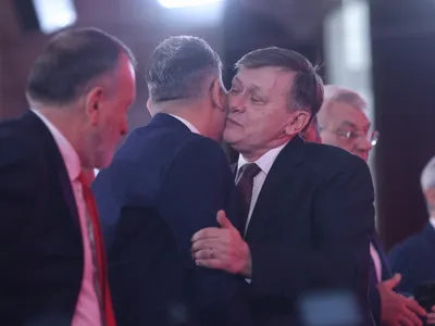 Festivalul pupăturilor la Congresul PSD de validare a lui Antonescu Inquam Photos / George Călin