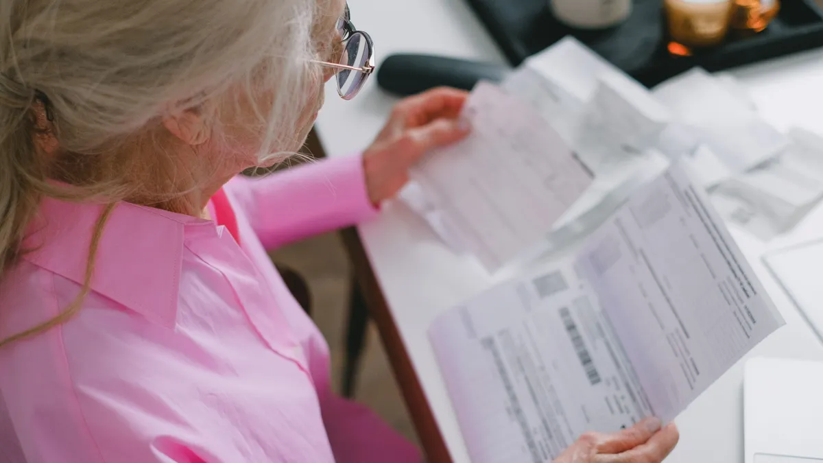 Pensionară care citește documente oficiale