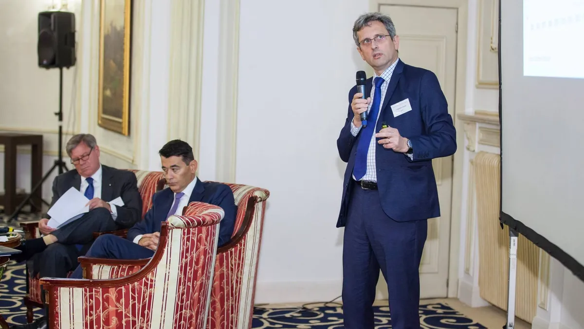 Economistul-șef al BNR, Valentin Lazea, apără creșterea fiscalității Foto: Facebook AmCham