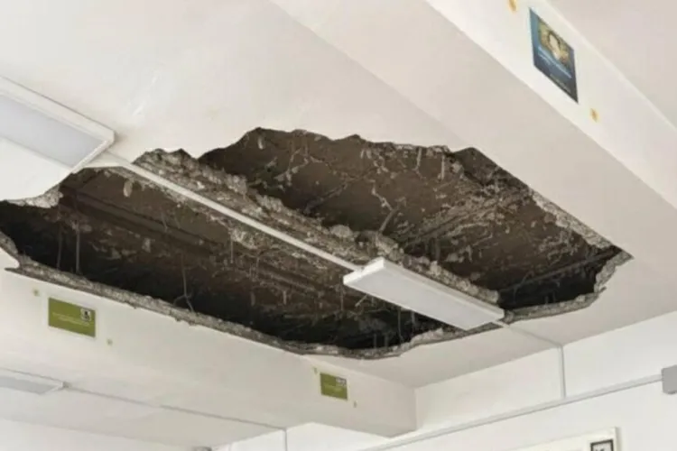Tavan prăbușit într-un liceu din Iași (sursa: ziaruldeiasi.ro)