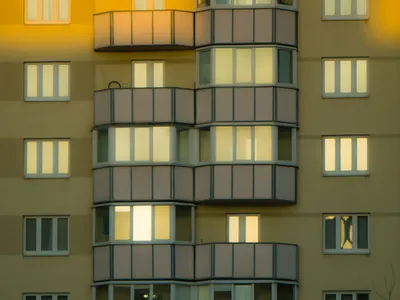 Amendă de până la 50.000 de lei pentru închiderea balconului: greșeala banală pe care o fac proprietarii