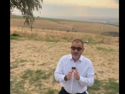 Fostul șef al ANPC, Horia Constantinescu, în genunchi ca să salveze instituția de un presupus atac Foto: Captură video