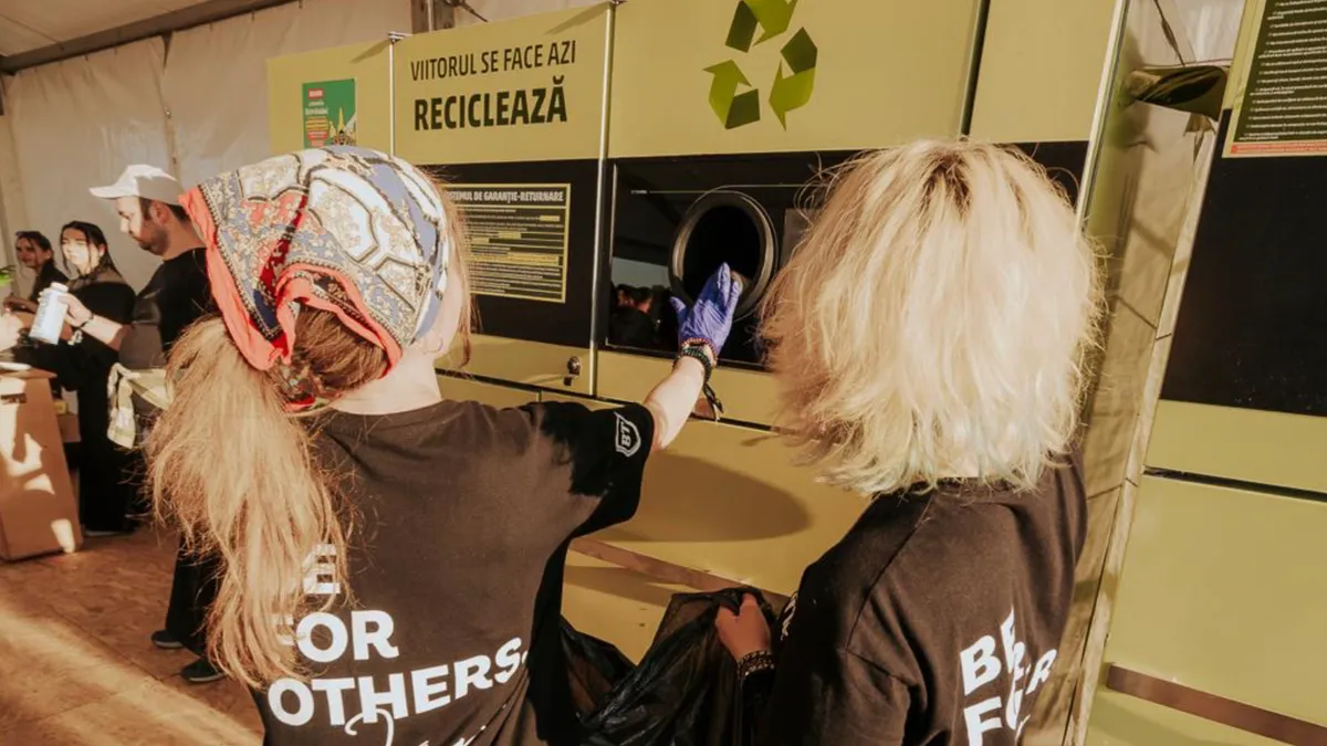 Persoane care folosesc un aparat de colectare a ambalajelor