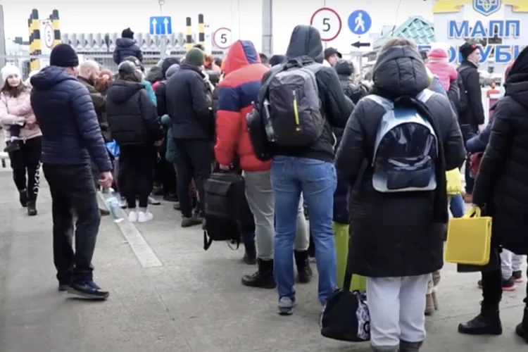 VIDEO Mii de ucraineni așteaptă să intre în România prin vama Siret. Coada de mașini are patru kilometri