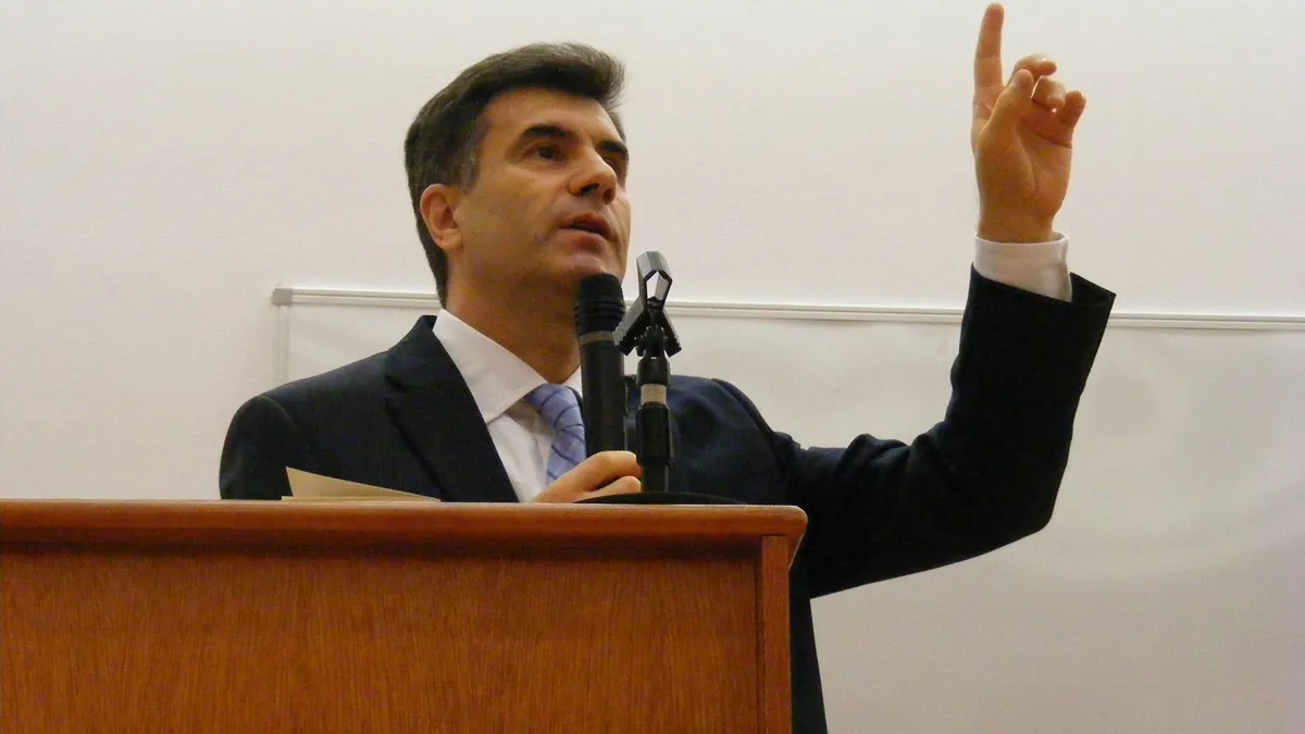 Consilierul lui Mugur Isărescu, Lucian Croitoru, spune ce fel de președinte va vota Foto: Facebook