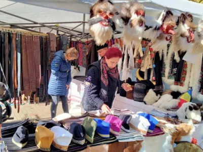 Căciuli „dacice”, furate de niște adolescenți (sursa: ziaruldeiasi.ro)