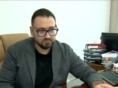 Administratorul Palatului CFR a făcut liceul la Arta Teatrală din Bârlad și jurnalismul la Hyperion. Câștigă cât un vicepremier