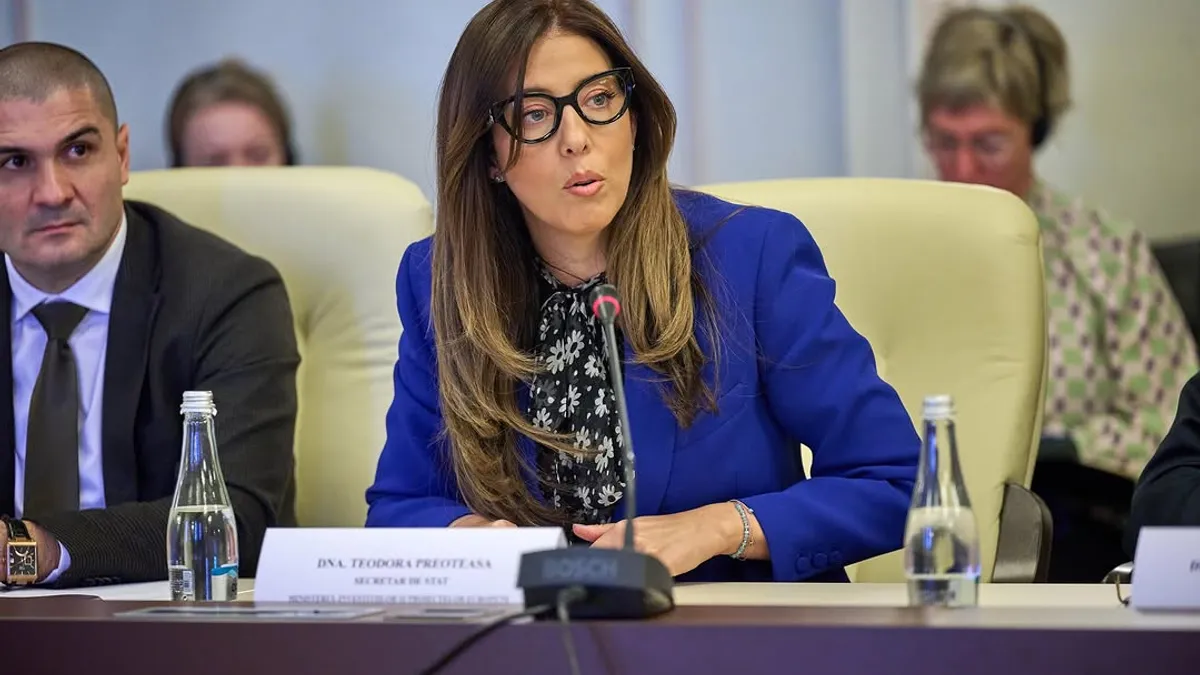 Fina lui Ponta, cu studii de jurnalistică, directoare la o bancă de stat și în CA-ul CFR Călători Foto: Instagram