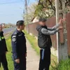 Bătaia cu parul a avut loc lângă gardul celui hărțuit (sursa: Facebook/Poliția Română)