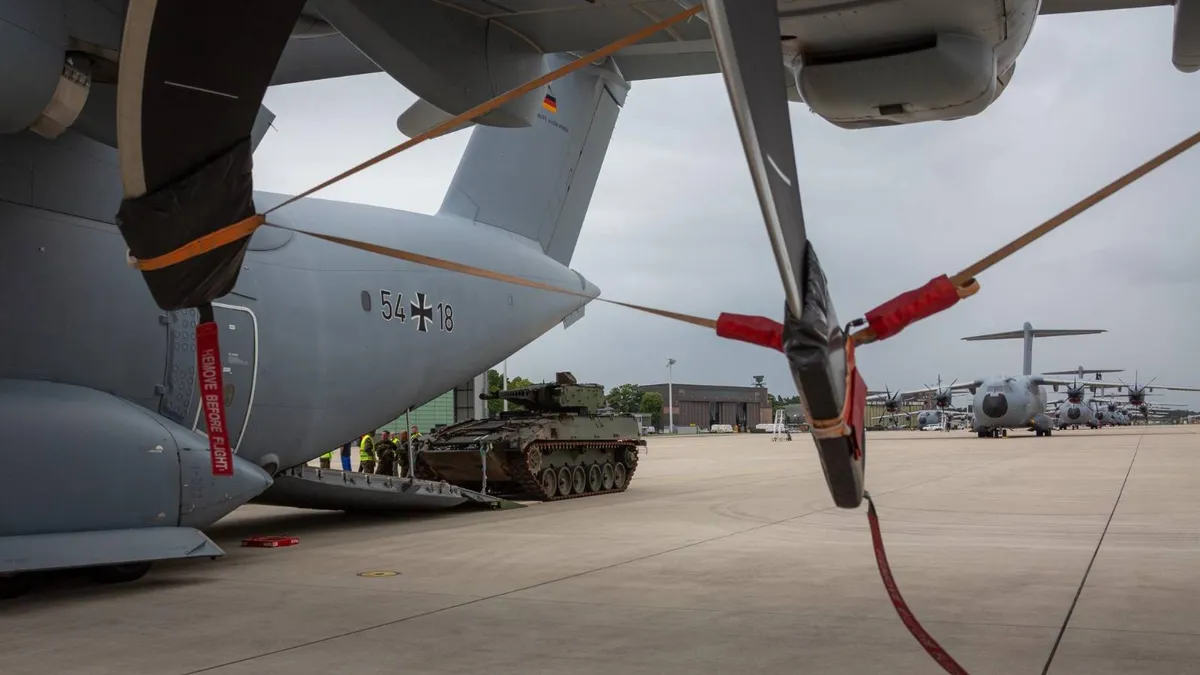 Avion militar german țintit de artificii (sursa: Facebook/Bundeswehr)