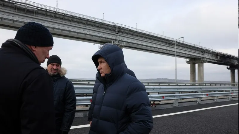 Putin inspectează podul de peste strâmtoarea Kerci Foto: Twitter