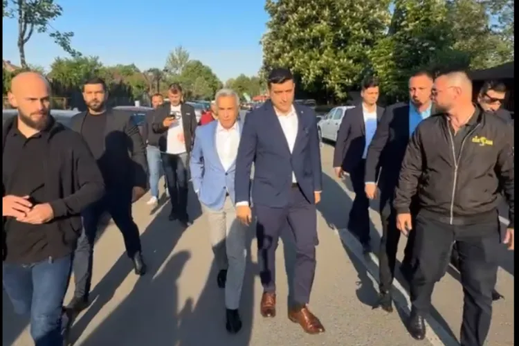 Simion și Georgescu au venit la vot înconjurați de o mică armată de bodiguarzi Foto: Captură video