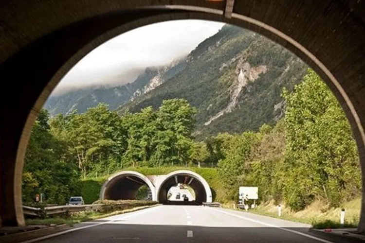 Autostrada A8, 45 tuneluri, 11 kilometri (sursa: ziaruldeiasi.ro)