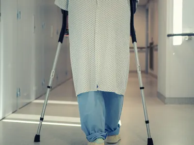 Recuperare medicală decontată pentru pensionari în 2026: internare prin CNAS, fără bilet de la Casa de Pensii