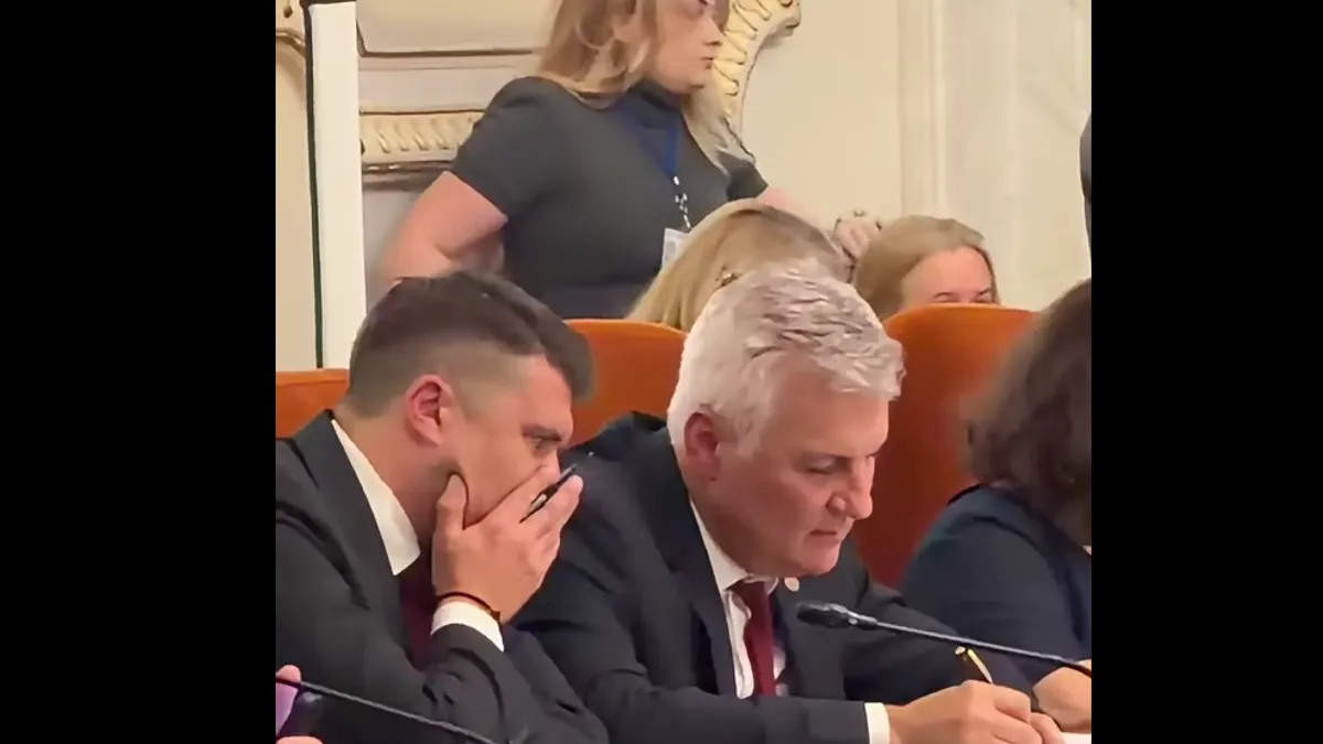 Daniel Zamfir notează conștiincios răspunsurile șoptite