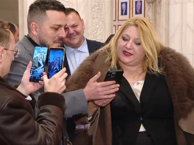 Cum au făcut circ Șoșoacă și Makaveli în Parlament Foto: captură video