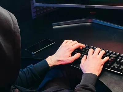 Elev arestat preventiv pentru amenințări teroriste (sursa: Pexels/Mikhail Nilov)