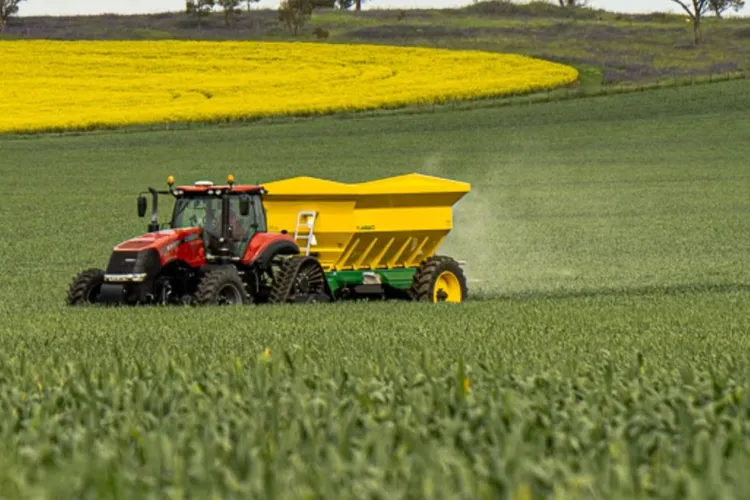 Bani de la UE: măsuri de sprijin pentru fermierii afectați de creșterea prețurilor la îngrășăminte