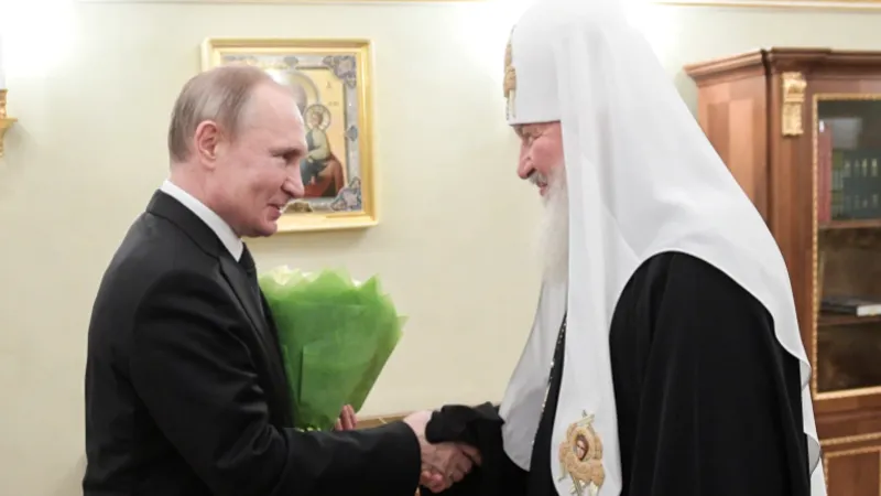 Patriarhul Kirill își minte în față enoriașii (sursa: Aljazeera.com)