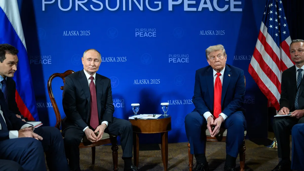 Trump, umilit de Putin în Alaska (sursa: Facebook/The White House)