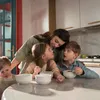 Poți deveni asistent maternal fără facultate: ce salariu primești de la stat în 2026 și cum te poți angaja