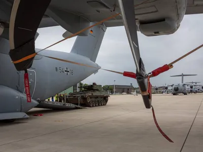 Avion militar german țintit de artificii (sursa: Facebook/Bundeswehr)