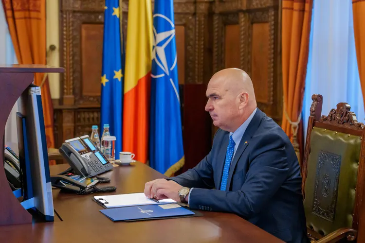 Bolojan promite că, la final de iulie, taie pensiile speciale Foto: Facebook