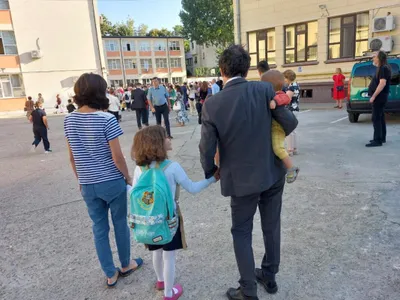 „Părinţii trebuie să-şi ducă copiii la şcoală”, cere ministrul David Foto: Facebook Nicușor Dan