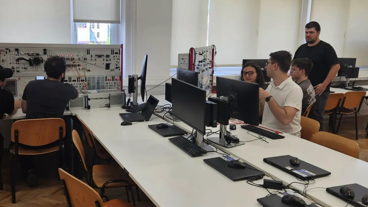 Studenți aflați într-un laborator tehnic universitar
