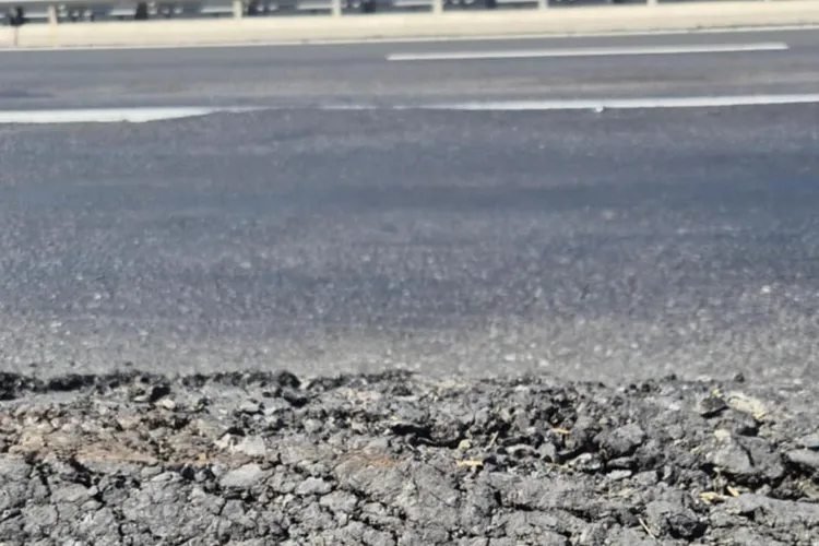 Asfalt denivelat pe A0 după inaugurare (sursa: Facebook/Catalin Deacu)