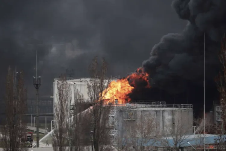 Rușii distrug masiv infrastructura: rafinării, porturi (sursa: Agerpres)