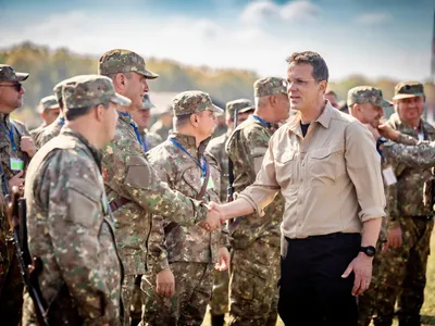 Parlamentul aprobă noua lege a apărării (sursa: Facebook/Ionuț Moșteanu)