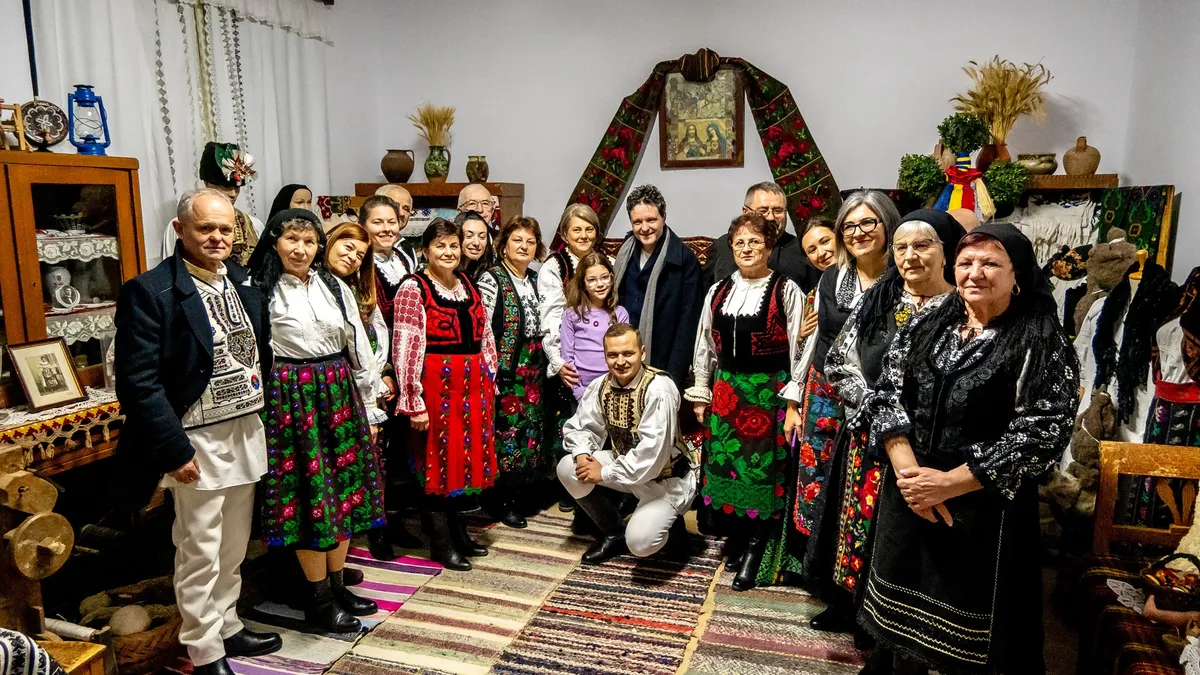 Nicușor Dan, vizită discretă, alături de fiica sa, la Ileni, satul bunicilor săi Foto: Facebook/Adrian Murgea