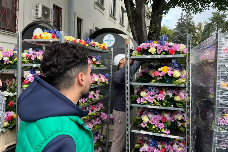 Moaștele Sfintei Parascheva, aranjament floral extraordinar (sursa: ziaruldeiasi.ro)