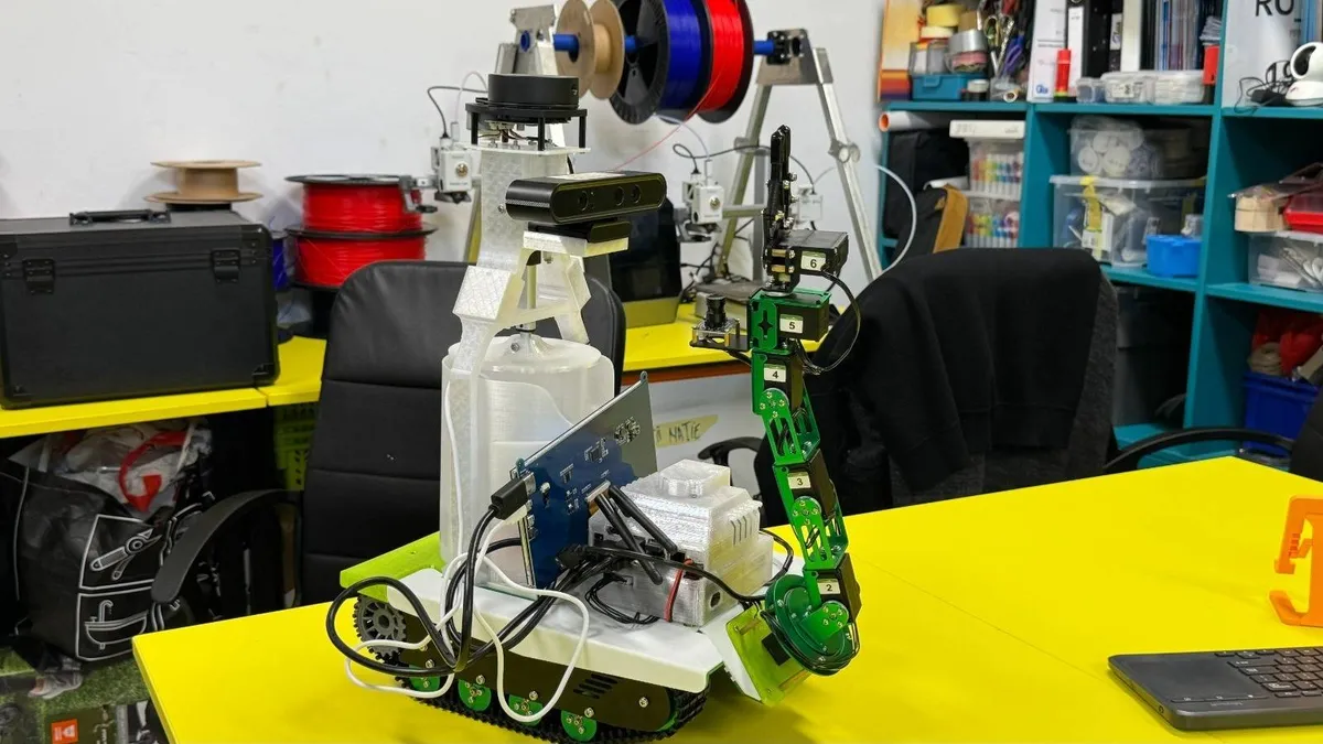 Elevi români, premiați pentru robotul Pickabot (sursa: ziaruldeiasi.ro)