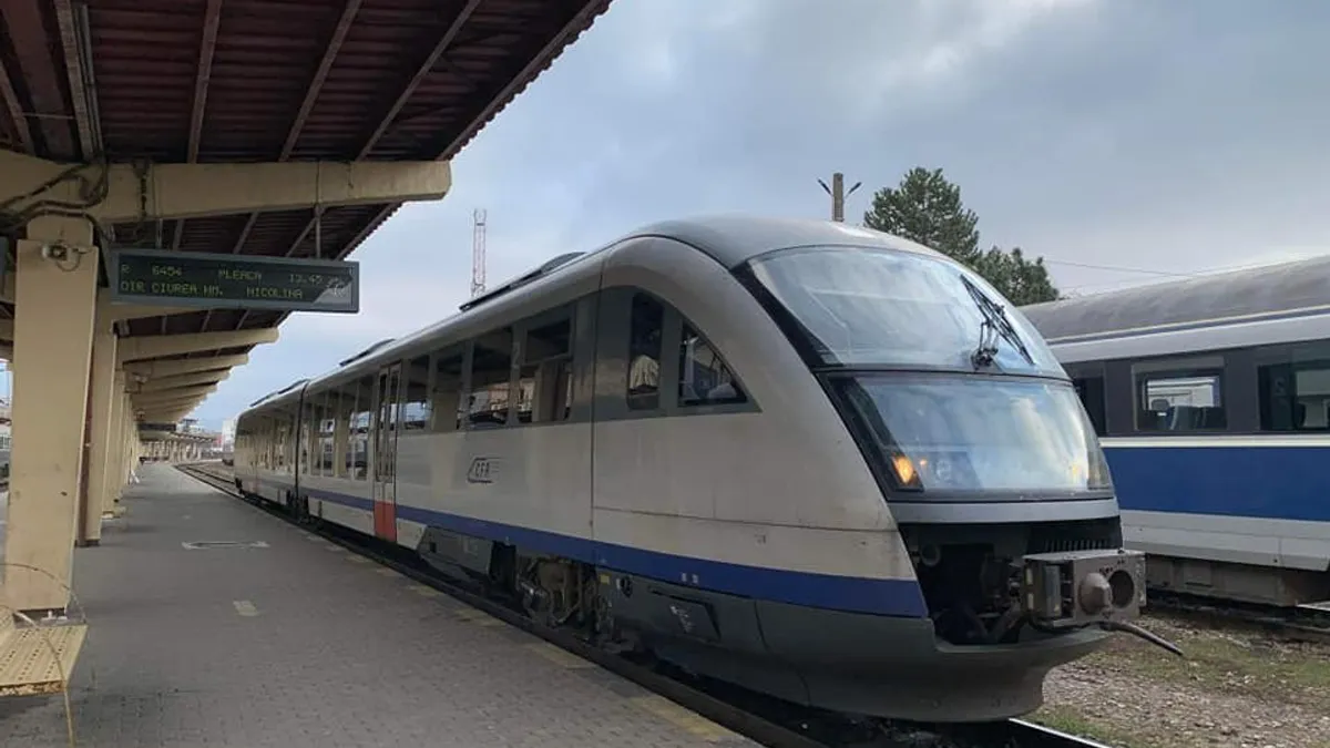 Trenul metropolitan de la Iași, deraiat (sursa: ziaruldeiasi.ro)