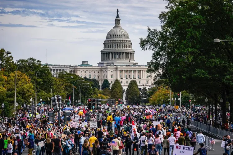 VIDEO Oribil: Trump aruncă cu excremente peste protestatari - film AI postat de președintele american pe rețeaua sa socială