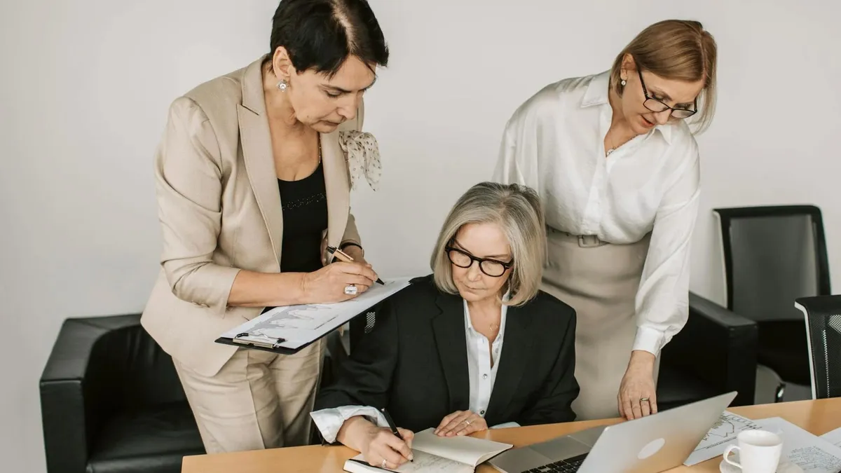 Româncele acced rar în funcții publice (sursa: Pexels/Vlada Karpovich)