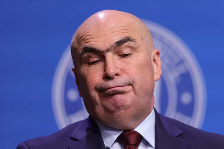 Bolojan le spune bugetarilor că trebuie să mai dea afară sau nu va putea mări salariile celor rămași. Acum se cheltuie 8,1% din PIB pe aceste salarii, trebuie să se coboare la 7,3%