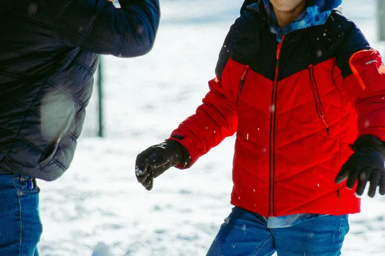Bătaie cu zăpadă între elevi, proces între părinți (sursa: Pexels/liathyrax)