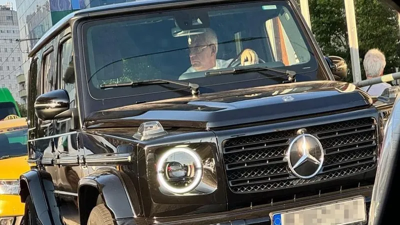 Mihai Tudose, fotografiat la volanul unui Mercedes Foto: Facebook