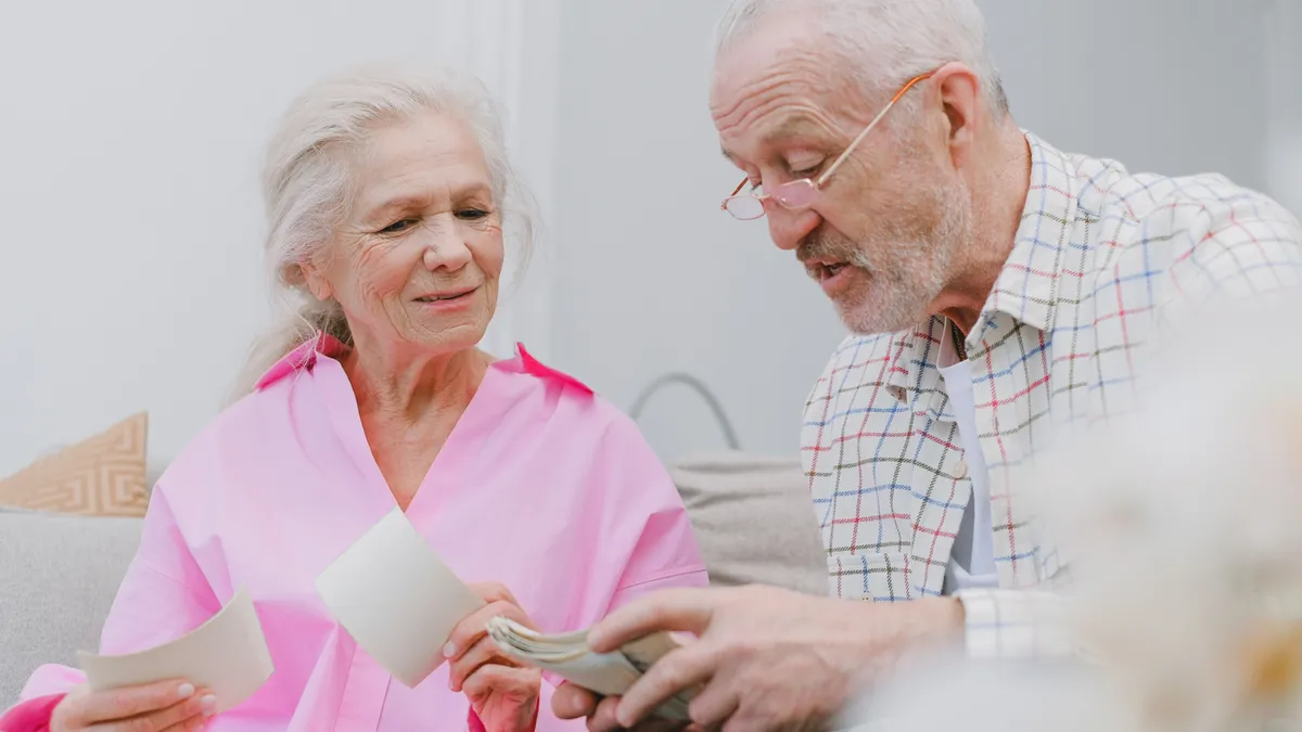 Pensionari care verifică documente.