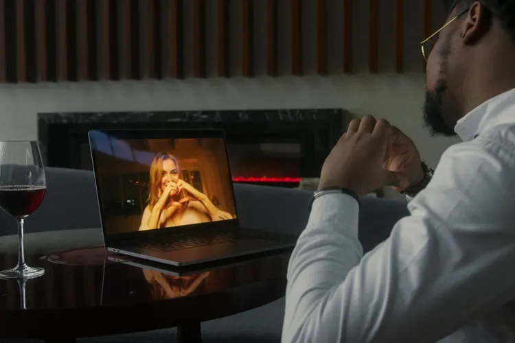 Escrocherie de peste 283.000 de dolari (sursa: Pexels/Artem Podrez)