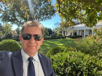 Cine este jurnalistul care l-a întrebat pe Trump despre retragerea trupelor americane din România Foto: Facebook Marek Walkuski