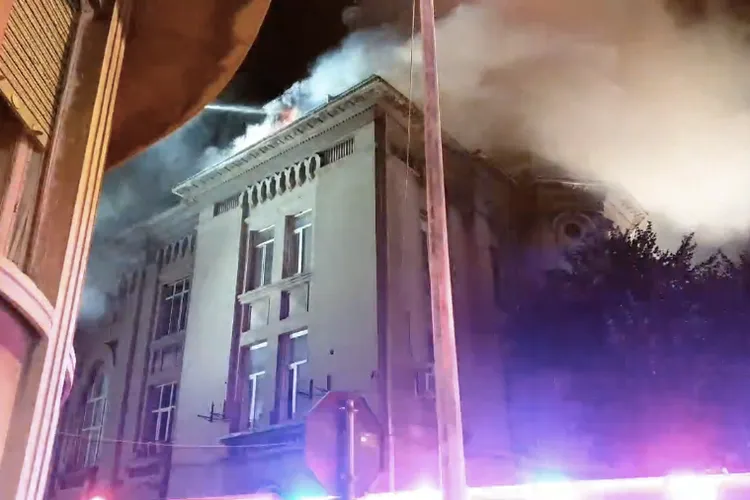 Arde violent mansarda Arhiepiscopiei Tomisului Constanța (sursa: Facebook/Ziua de Constanța)